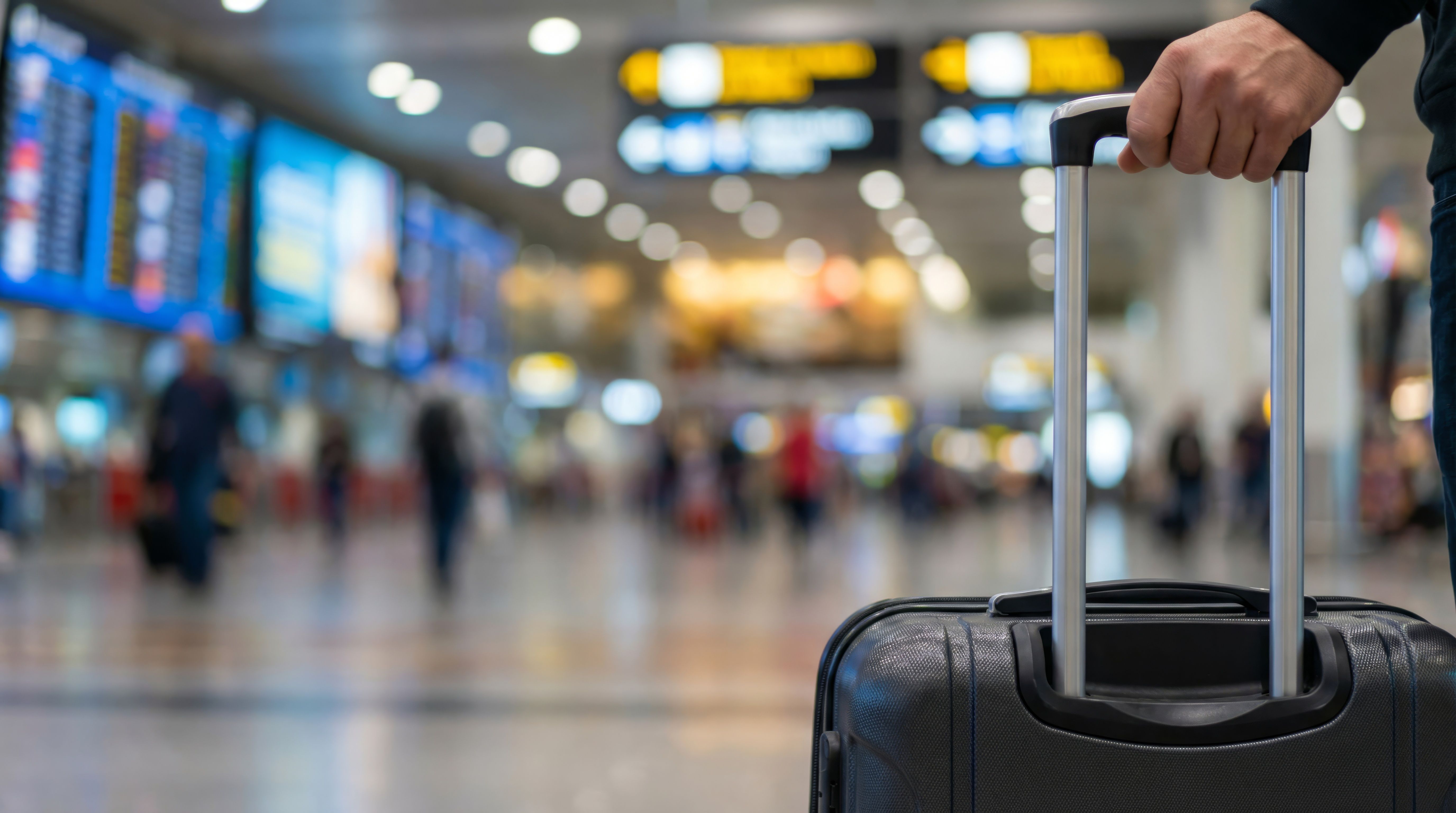 primo piano su valigia in aeroporto