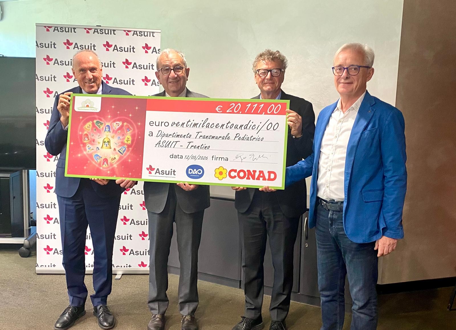 Consegna dell'assegno per la donazione di DAO