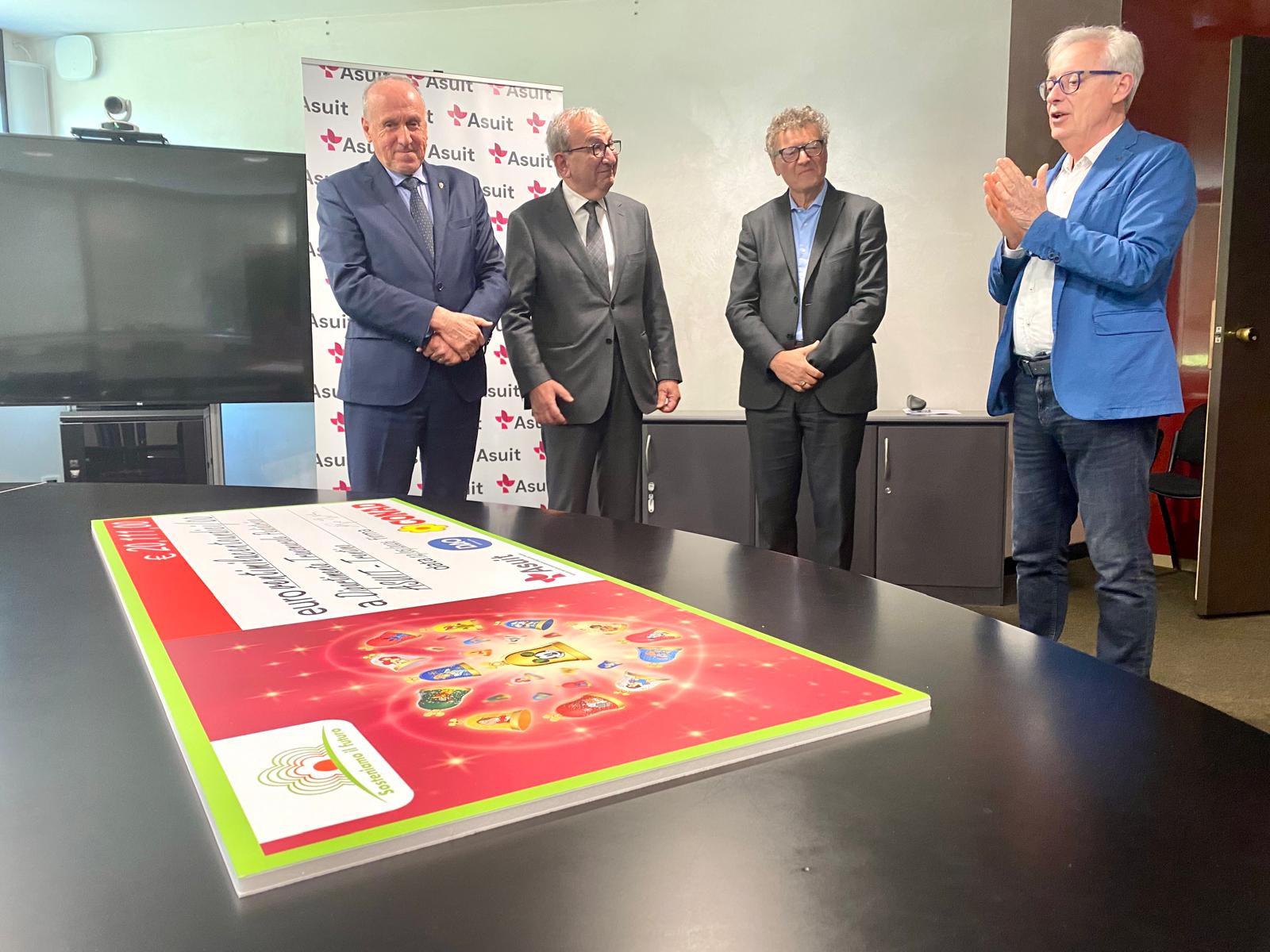 Consegna dell'assegno da parte di DAO 