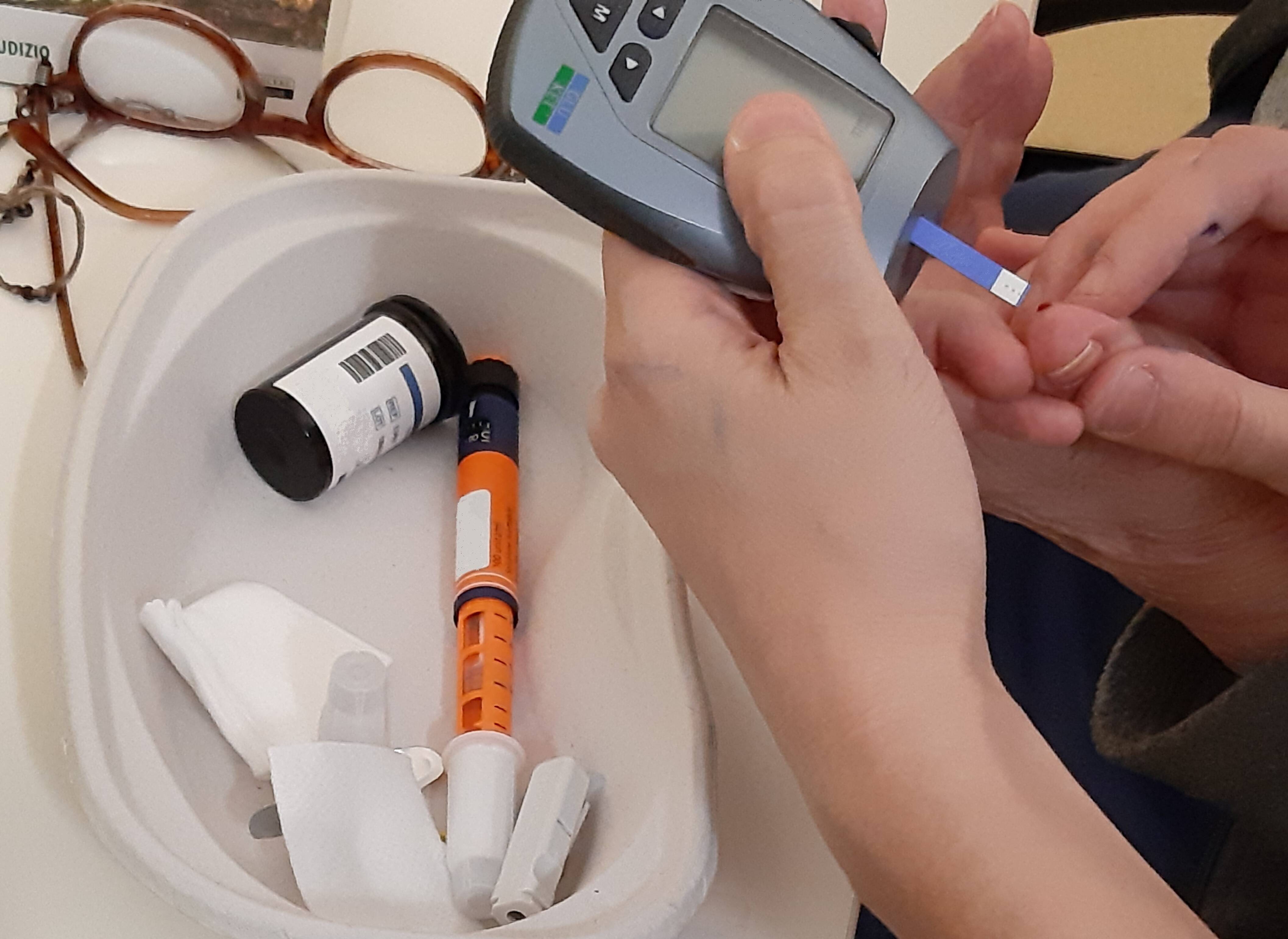 Immagine: misurazione glicemia1.jpg Creative Commons Attributon–ShareAlike 4.0 International (CC BY-SA 4.0)