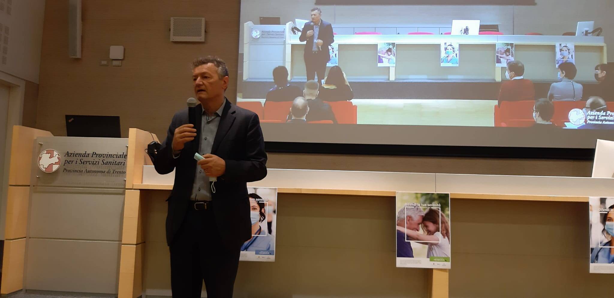 Immagine: conferenza stampa vaccinazione antinfluenzale ferro.jpeg Creative Commons Attributon–ShareAlike 4.0 International (CC BY-SA 4.0)