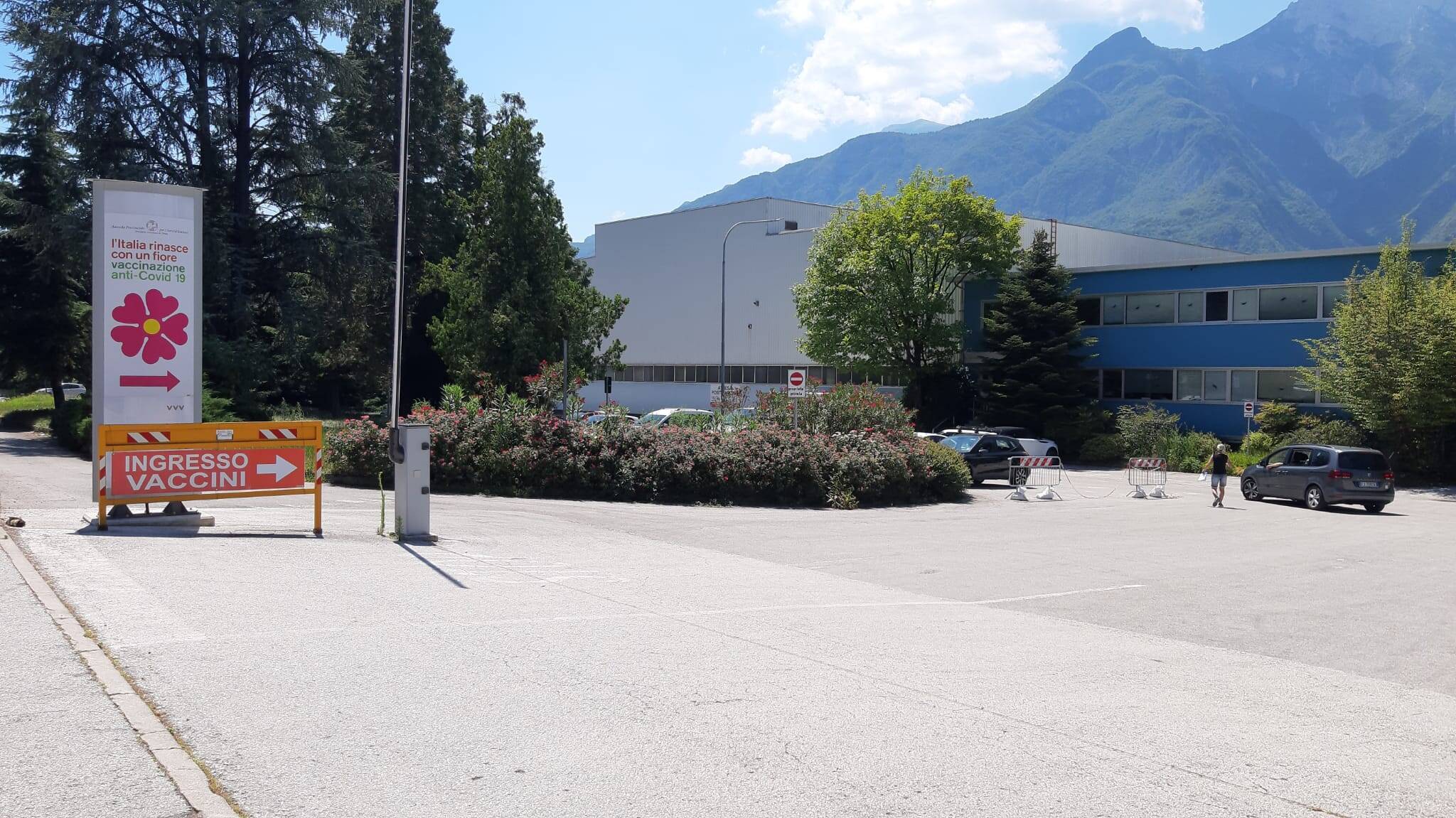 Immagine: centro vaccinale viale verona 200 trento.jpeg Creative Commons Attributon–ShareAlike 4.0 International (CC BY-SA 4.0)