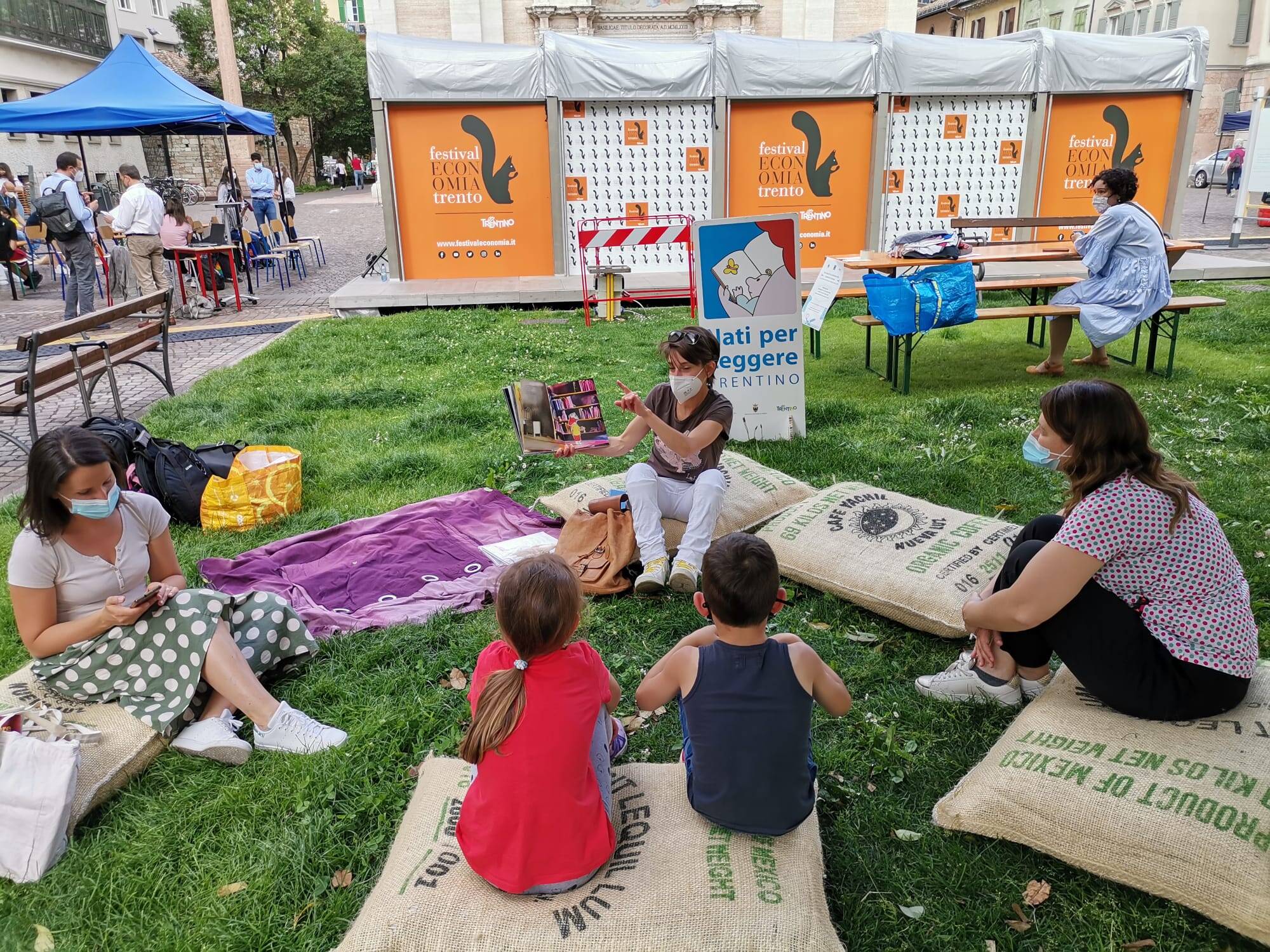 Immagine: FFD in piazza SMMaggiore - laboratorio - Festival Economia 2021.jpeg Creative Commons Attributon–ShareAlike 4.0 International (CC BY-SA 4.0)