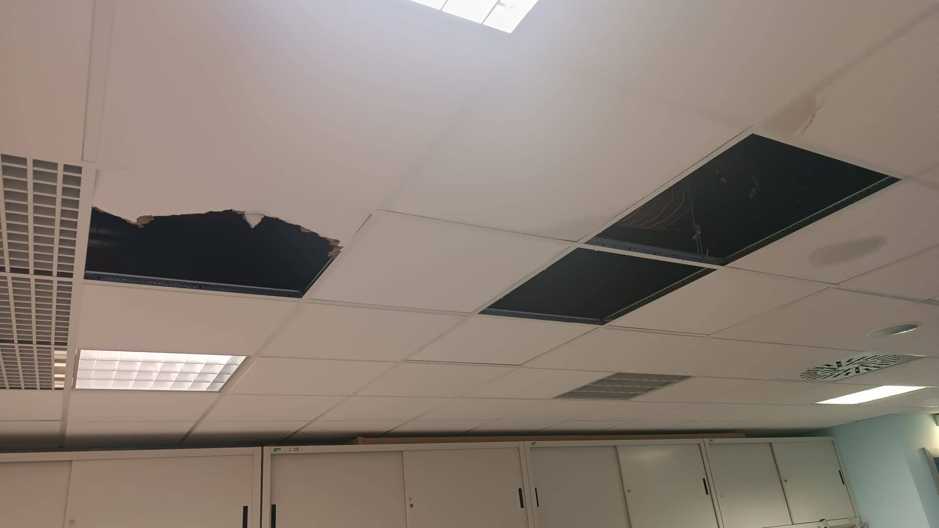 Immagine: crollo controsoffitto oncologia 2.jpg Creative Commons Attributon–ShareAlike 4.0 International (CC BY-SA 4.0)