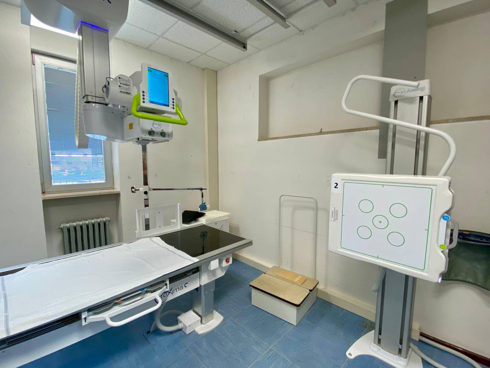 Immagine: apparecchiatura radiologia digitale Cavalese .jpeg Creative Commons Attributon–ShareAlike 4.0 International (CC BY-SA 4.0)