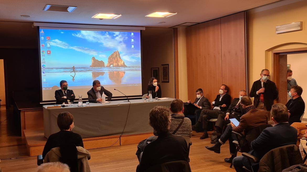 Immagine: Incontro dell’amministrazione provinciale con i rappresentanti istituzionali del territorio per il nuovo ospedale di Fiemme, Fassa e Cembra.jpg Creative Commons Attributon–ShareAlike 4.0 International (CC BY-SA 4.0)