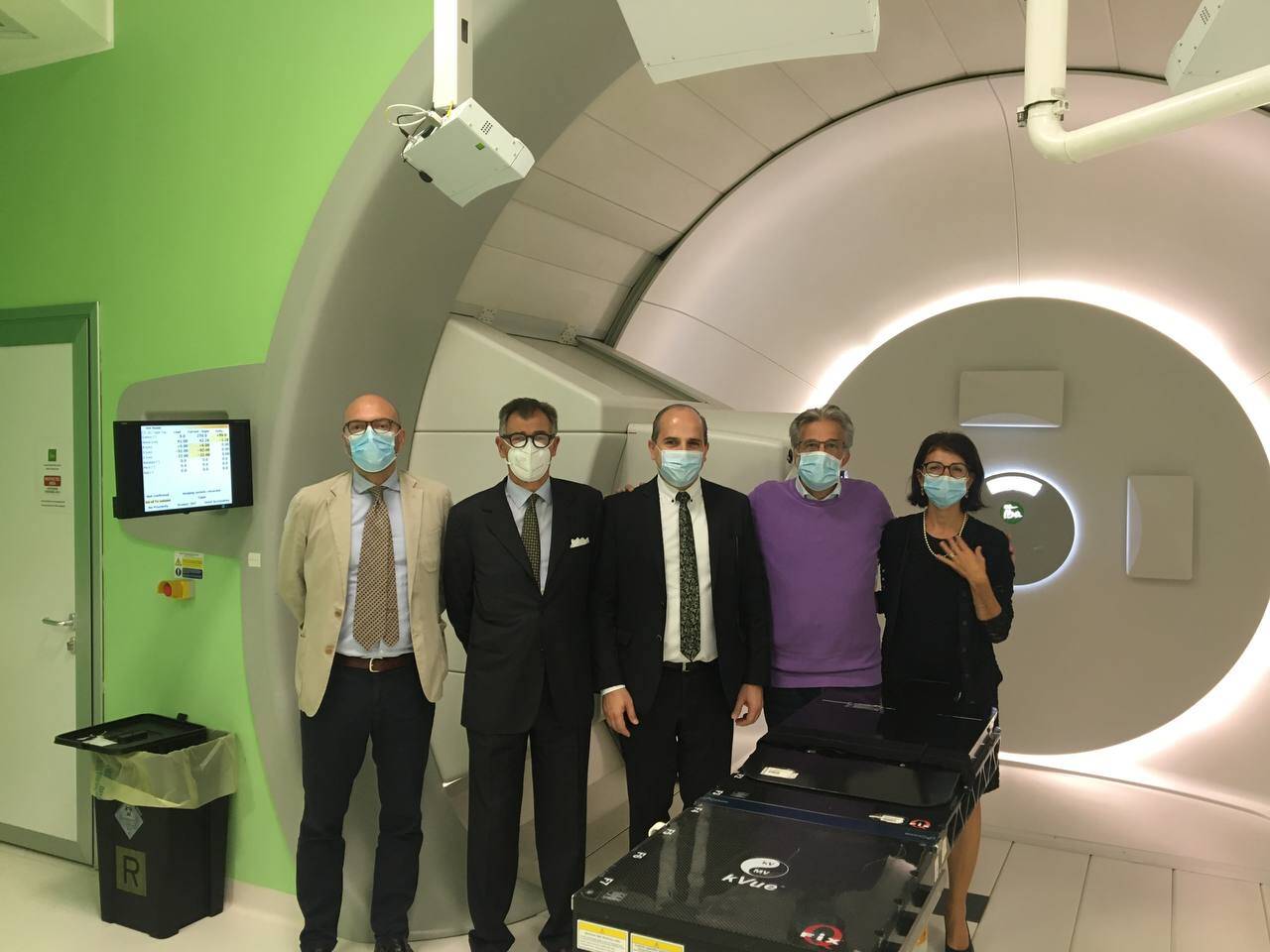 Immagine: visita protonterapia delegazione Dubai.jpeg Creative Commons Attributon–ShareAlike 4.0 International (CC BY-SA 4.0)