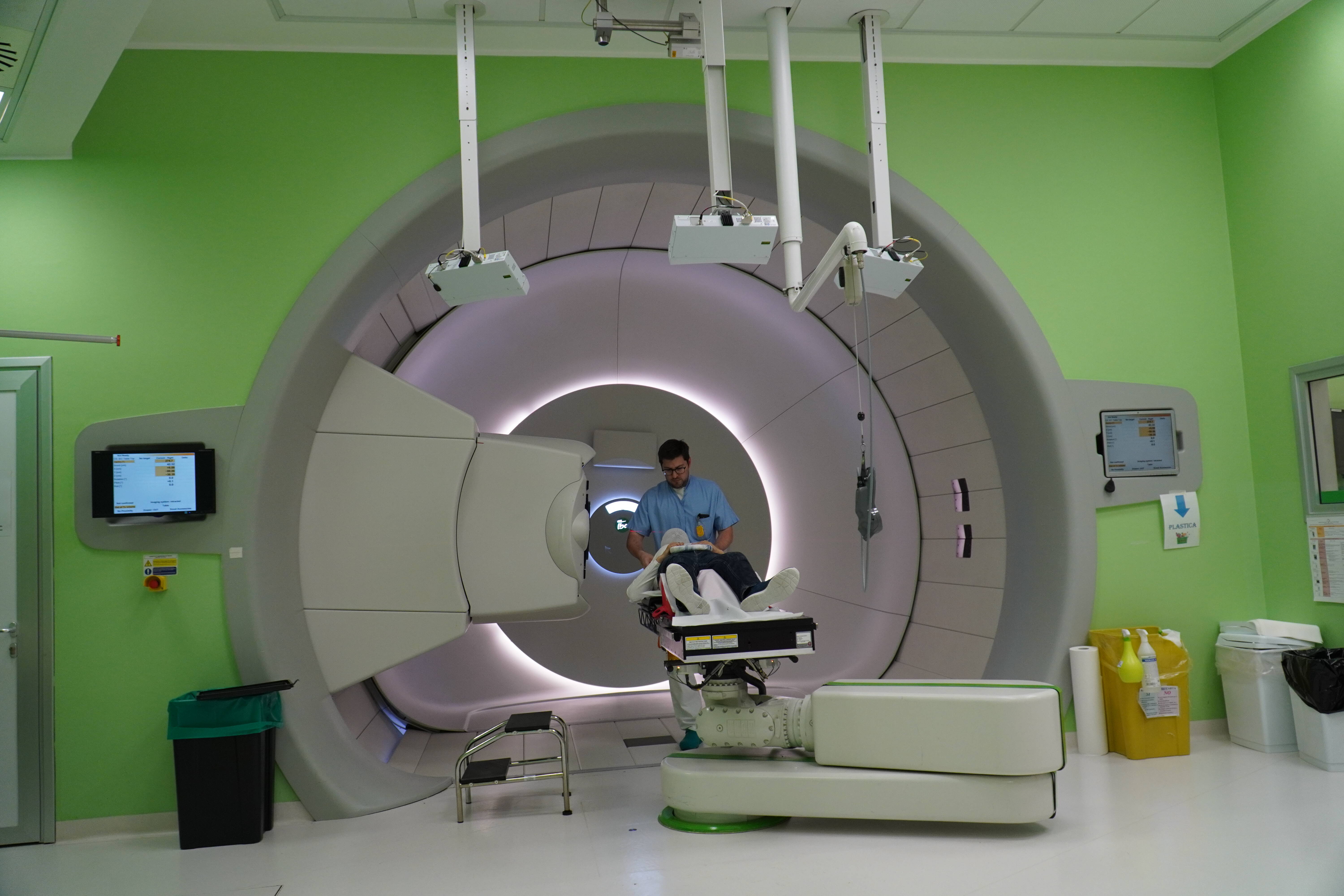 Immagine: Sala con professionista e paziente proton.JPG Creative Commons Attributon–ShareAlike 4.0 International (CC BY-SA 4.0)