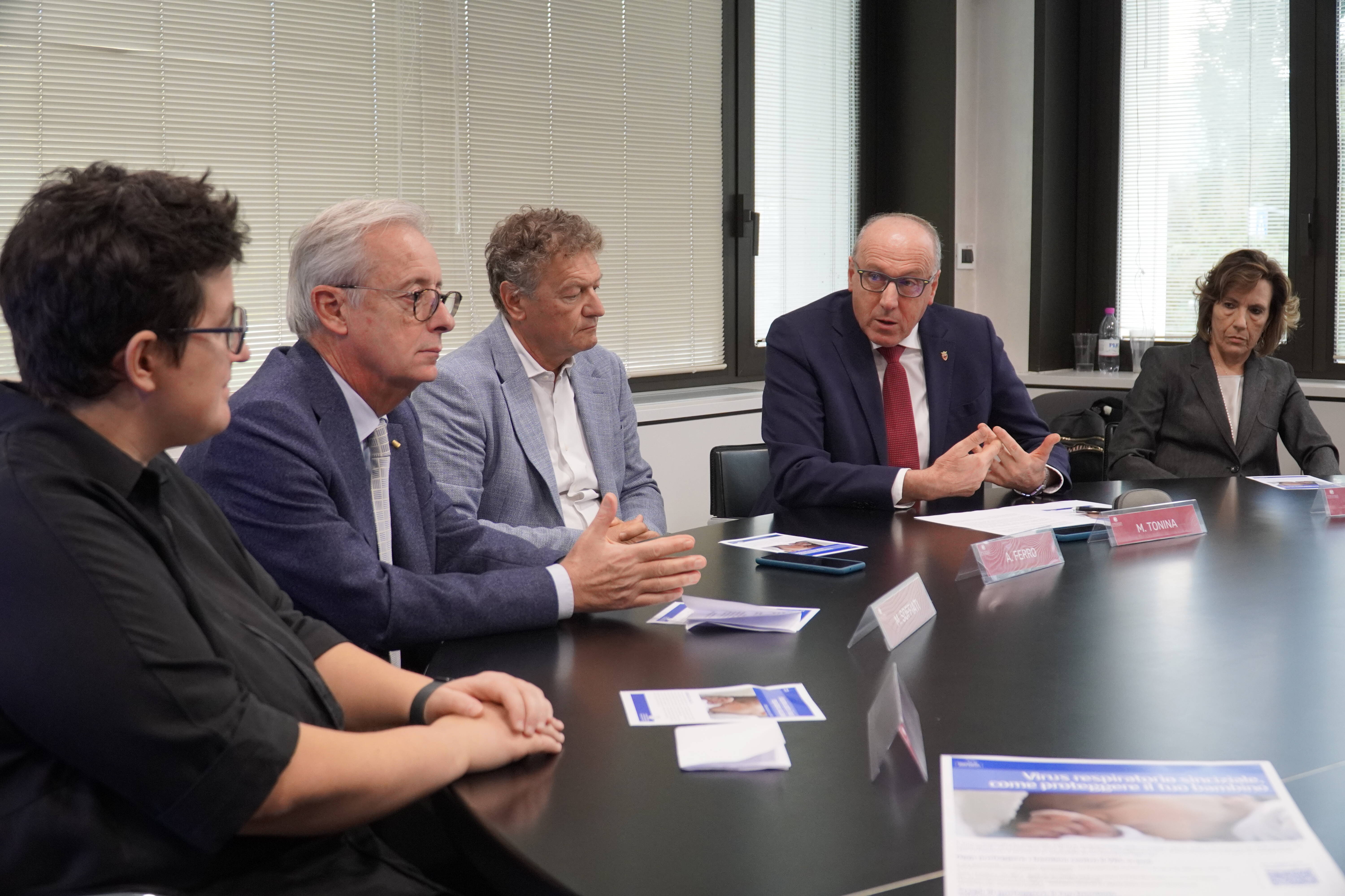 Immagine: Tavola relatori.JPG Creative Commons Attributon–ShareAlike 4.0 International (CC BY-SA 4.0)