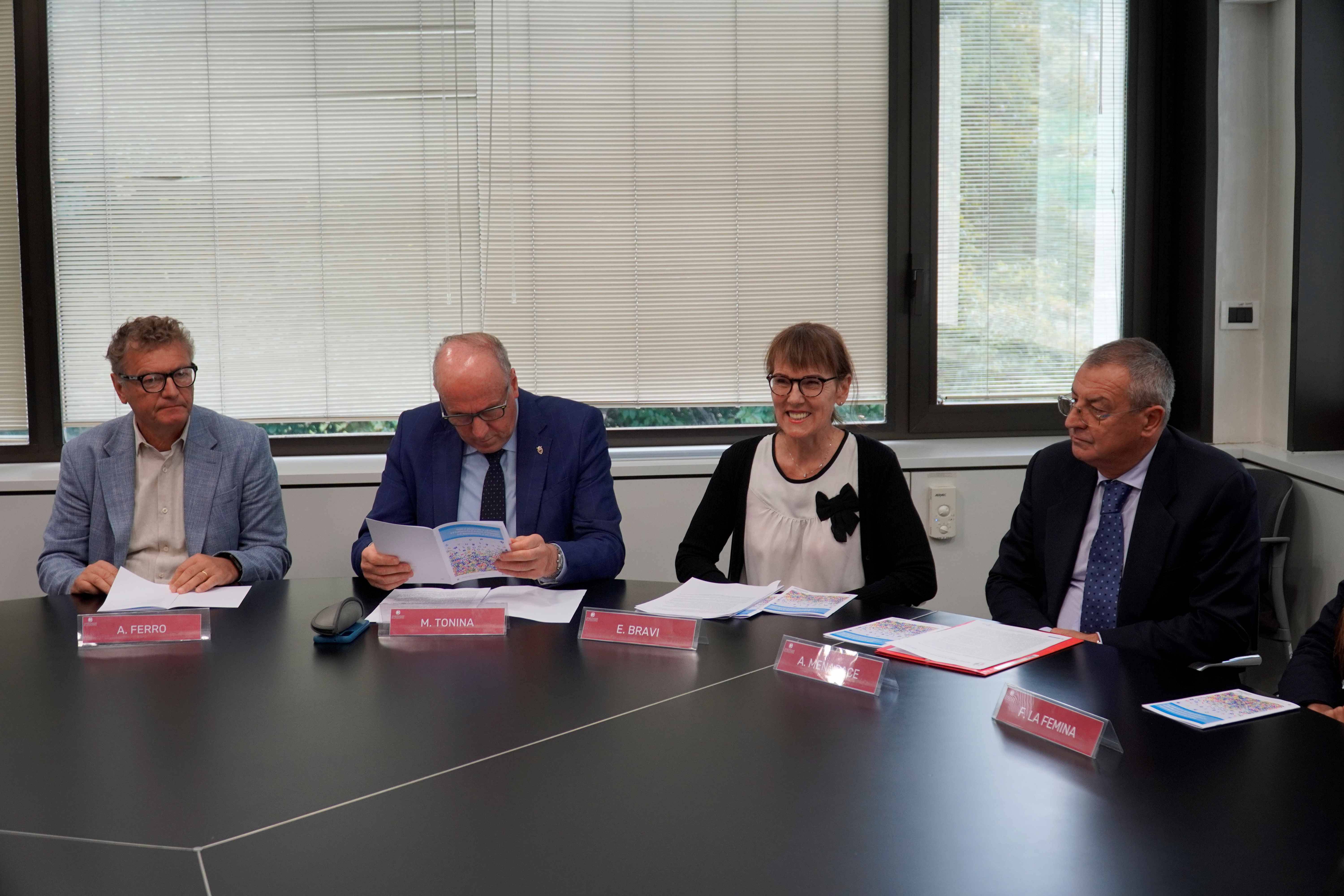 Immagine: Ferro Tonina Bravi Menapace conf stampa DSA.JPG Creative Commons Attributon–ShareAlike 4.0 International (CC BY-SA 4.0)