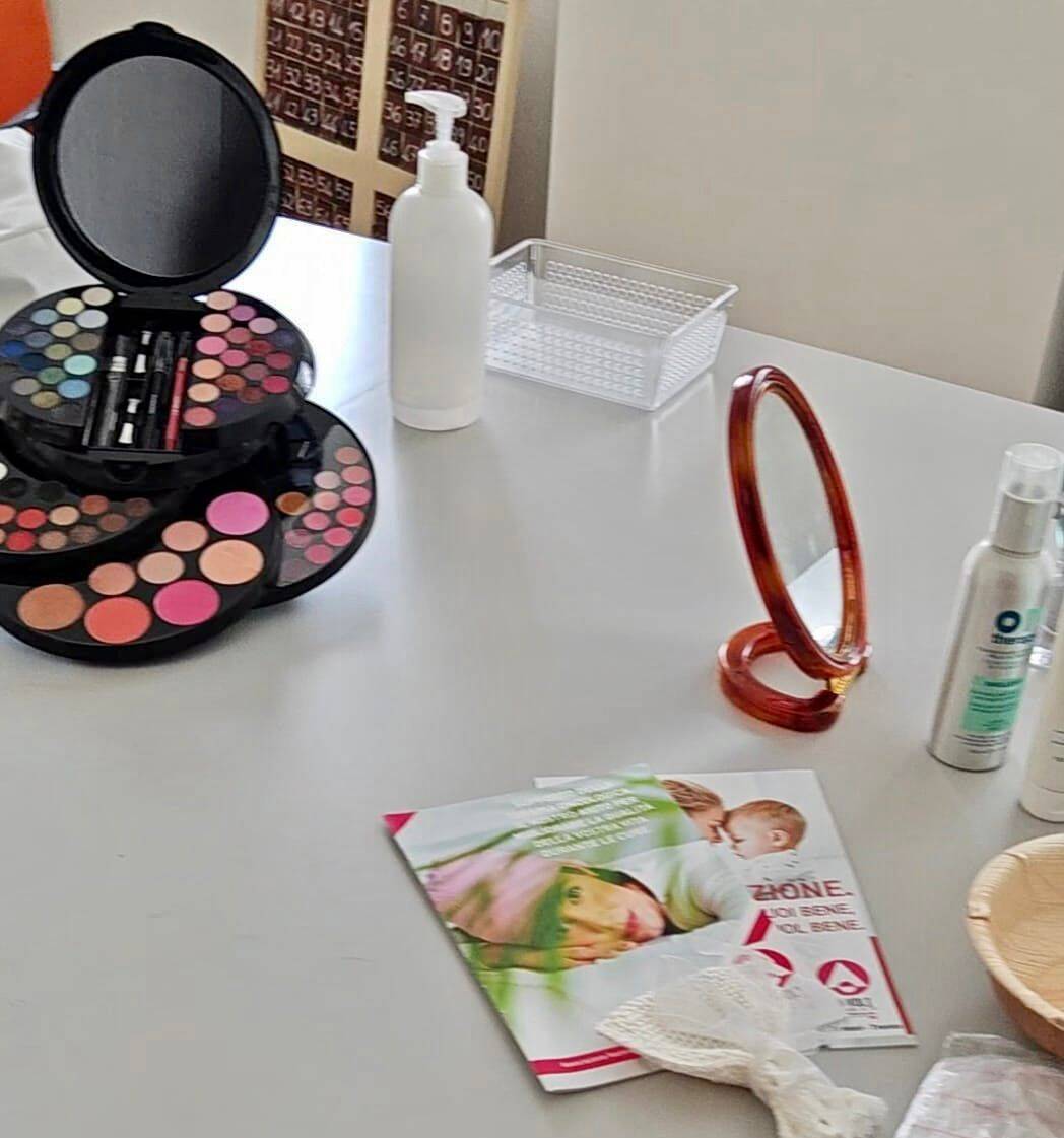 Immagine: Coccola mamma. Benessere con estetista oncologica 2.jpg Creative Commons Attributon–ShareAlike 4.0 International (CC BY-SA 4.0)