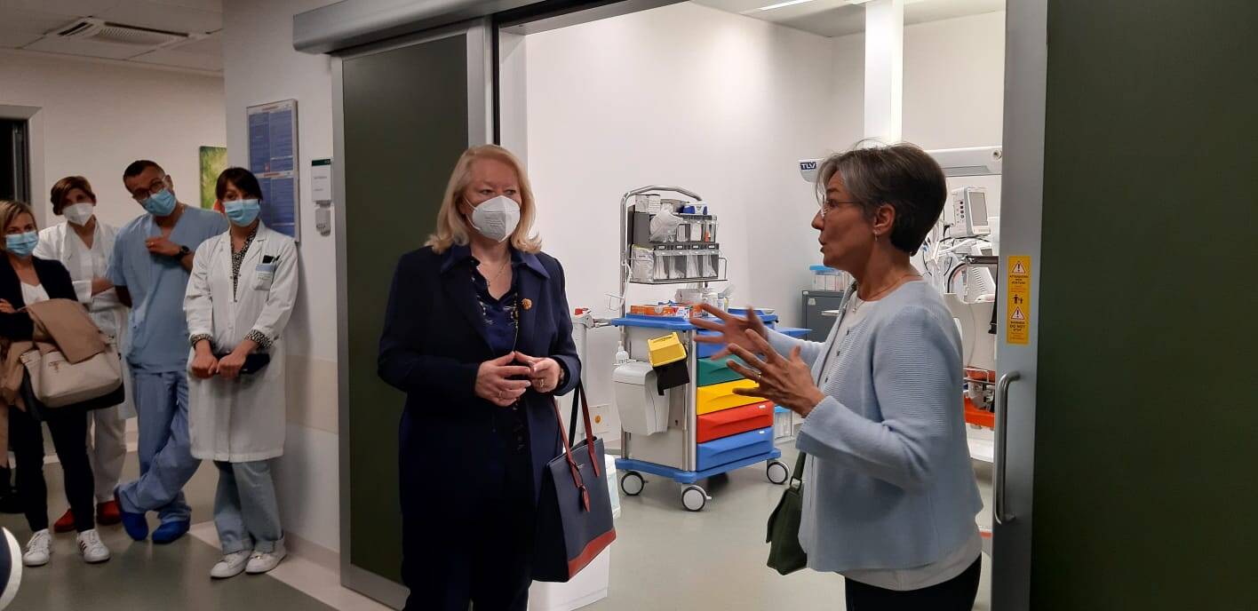 Immagine: visita dell’ambasciatrice greca in protonterapia2.jpeg Creative Commons Attributon–ShareAlike 4.0 International (CC BY-SA 4.0)