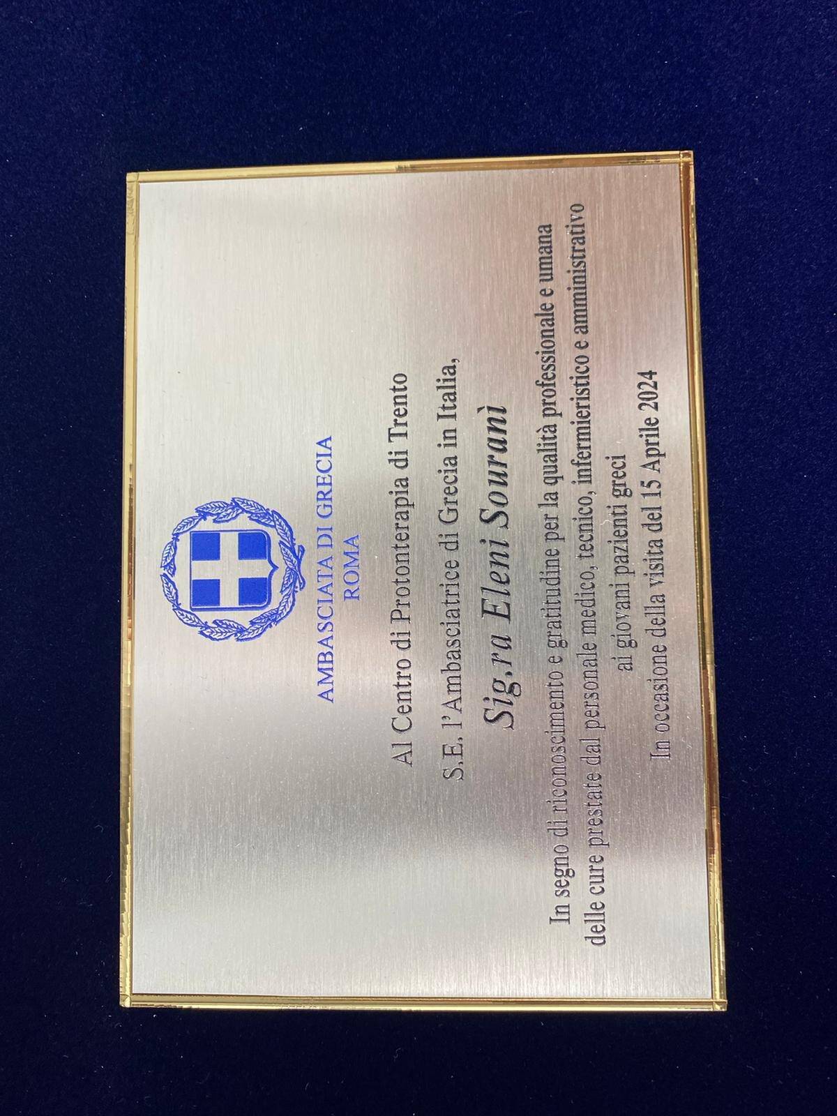 Immagine: targa visita dell’ambasciatrice greca in protonterapia.jpeg Creative Commons Attributon–ShareAlike 4.0 International (CC BY-SA 4.0)