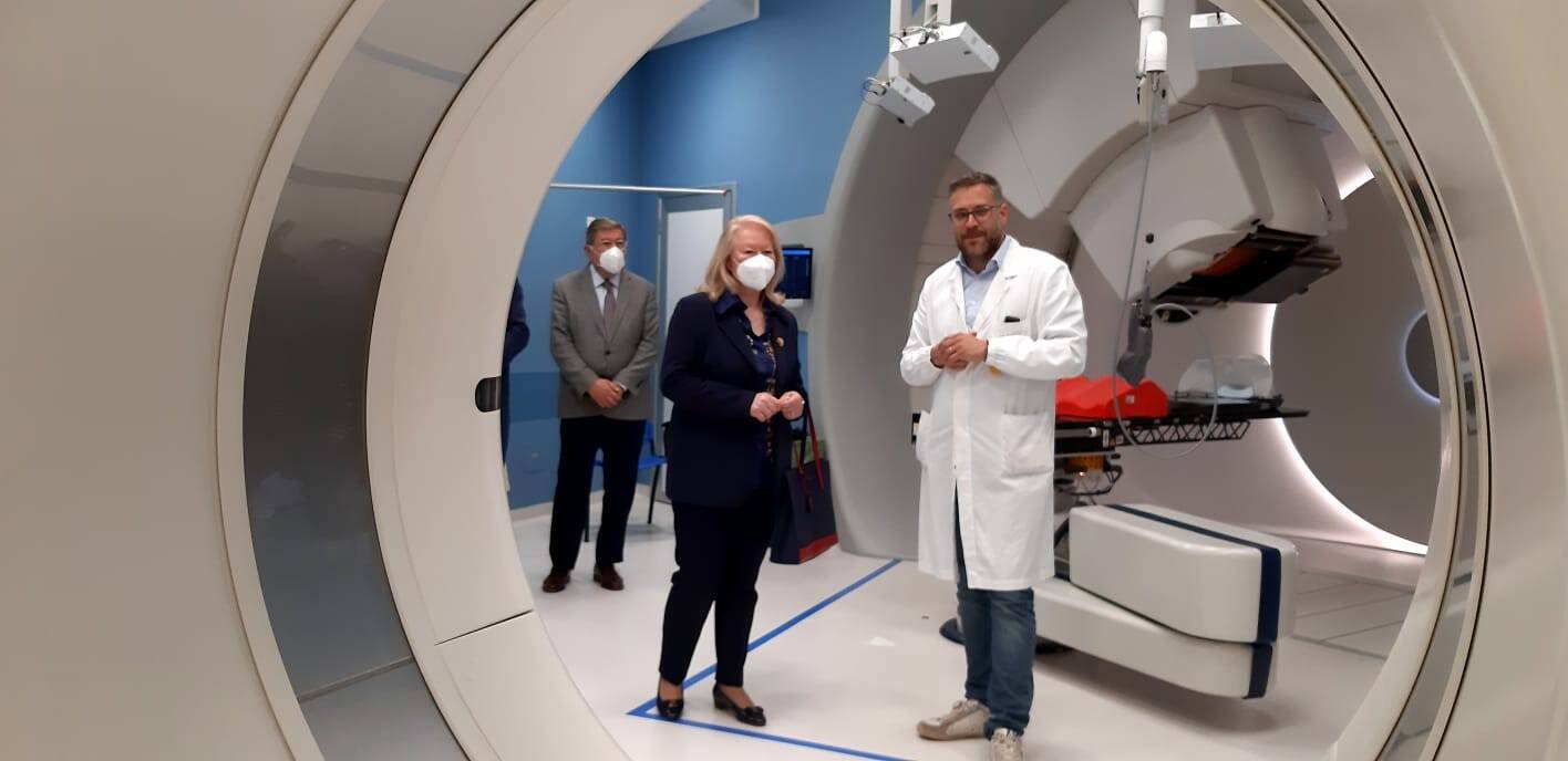 Immagine: visita dell’ambasciatrice greca in protonterapia.jpeg Creative Commons Attributon–ShareAlike 4.0 International (CC BY-SA 4.0)