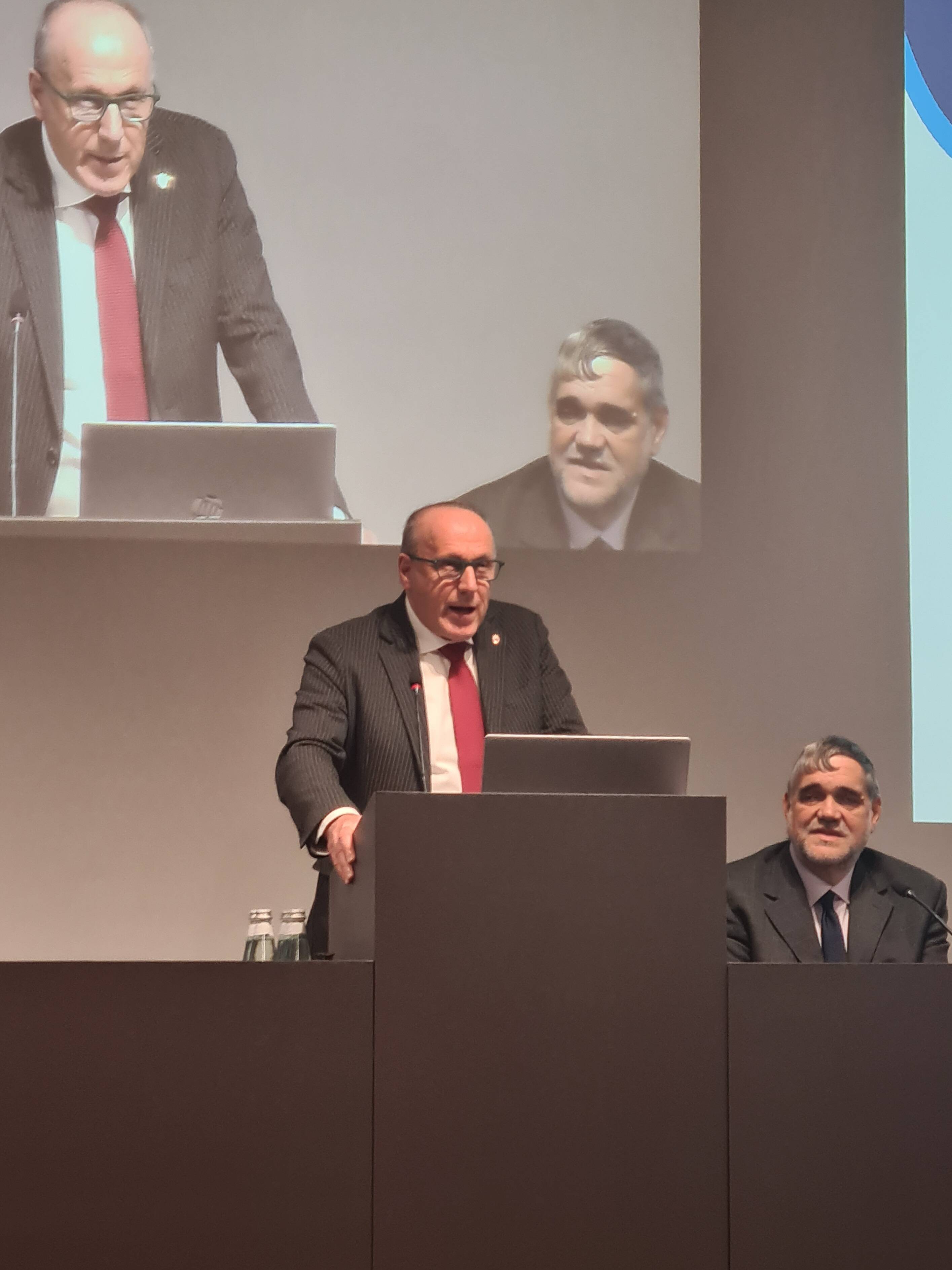 Immagine: Assessore alla cooperazione Mario Tonina e il direttore di AbilNova Ferdinando Ceccato .jpg Creative Commons Attributon–ShareAlike 4.0 International (CC BY-SA 4.0)