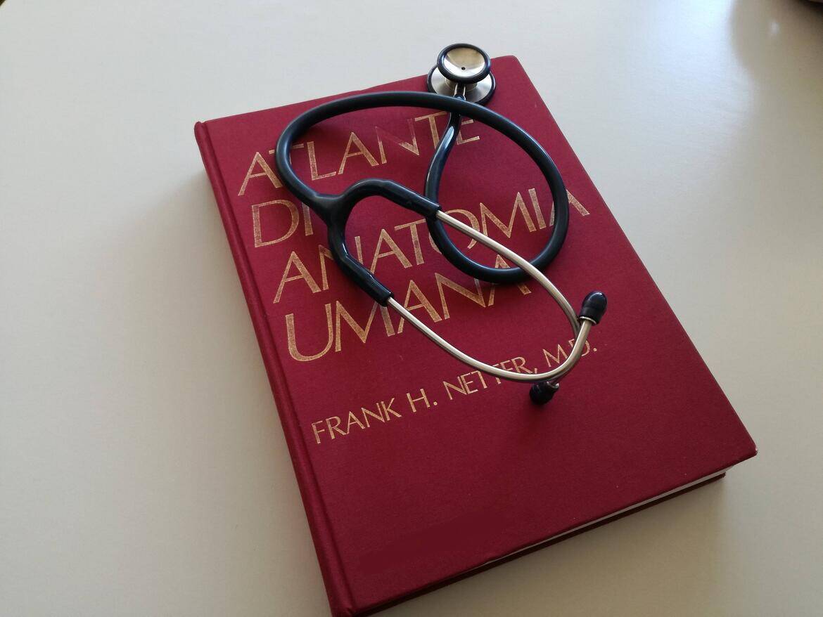 Immagine: atlante-e-fonendo_reference.jpg 