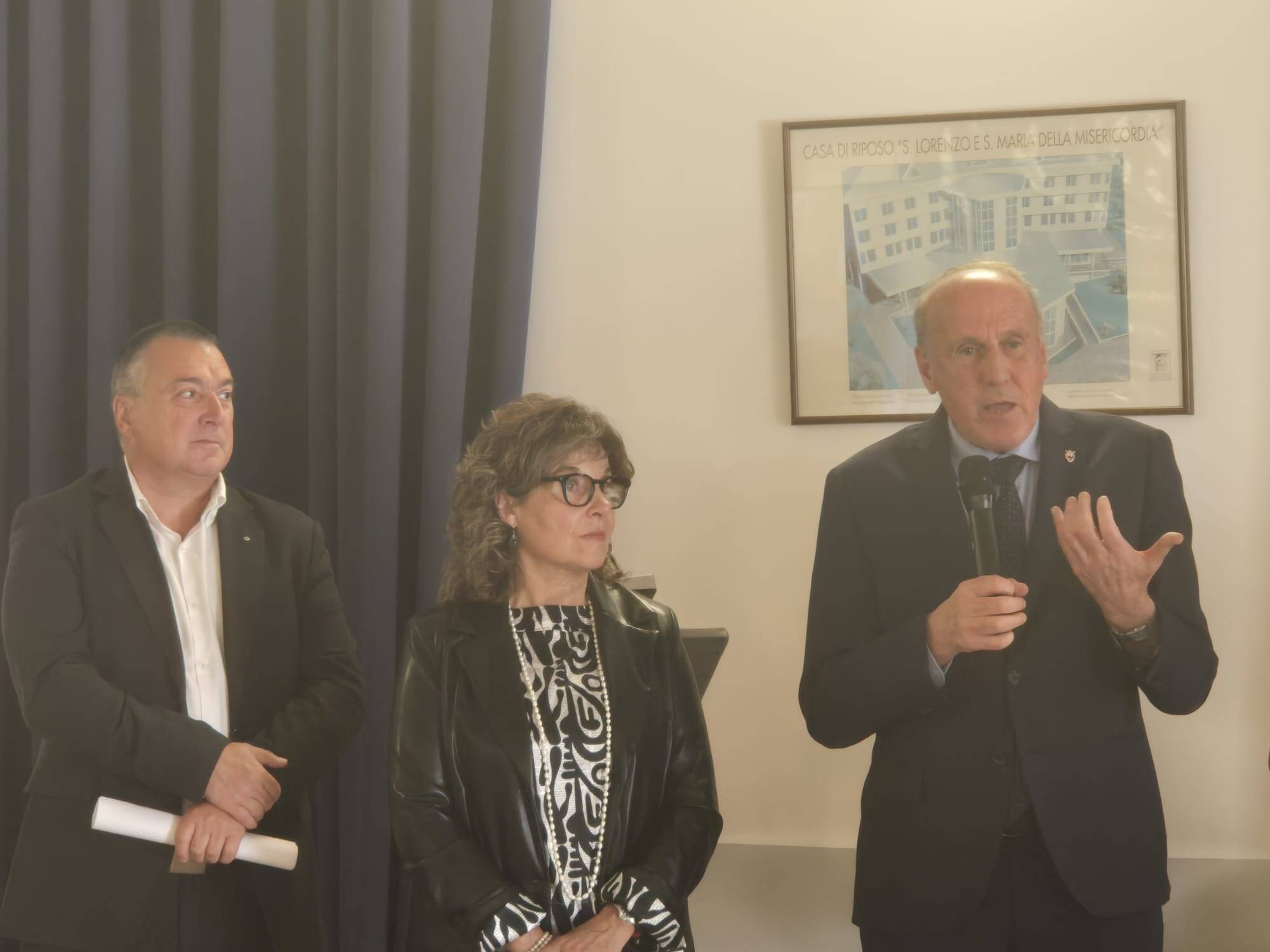 Immagine: L'assessore Tonina insieme al presidente dell'Apsp di Borgo Deanesi ed alla direttrice Corradini.jpg Creative Commons Attributon–ShareAlike 4.0 International (CC BY-SA 4.0)