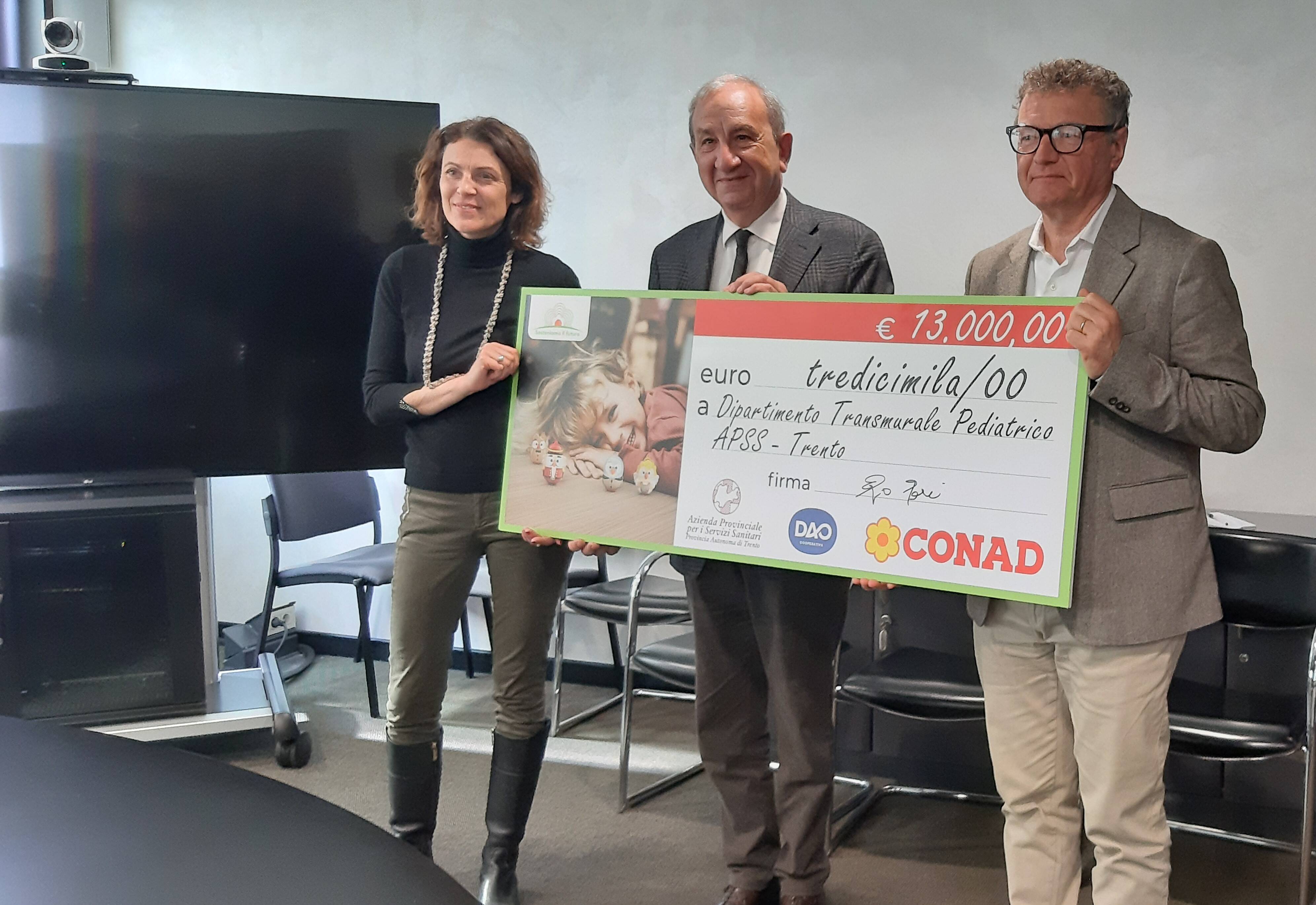 Immagine: consegna donazione dao 2.jpg Creative Commons Attributon–ShareAlike 4.0 International (CC BY-SA 4.0)