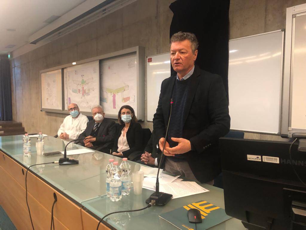 Immagine: intitolazione auditorium santa chiara2.jpeg Creative Commons Attributon–ShareAlike 4.0 International (CC BY-SA 4.0)