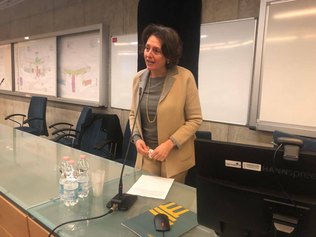 Immagine: intitolazione auditorium santa chiara6.jpeg Creative Commons Attributon–ShareAlike 4.0 International (CC BY-SA 4.0)