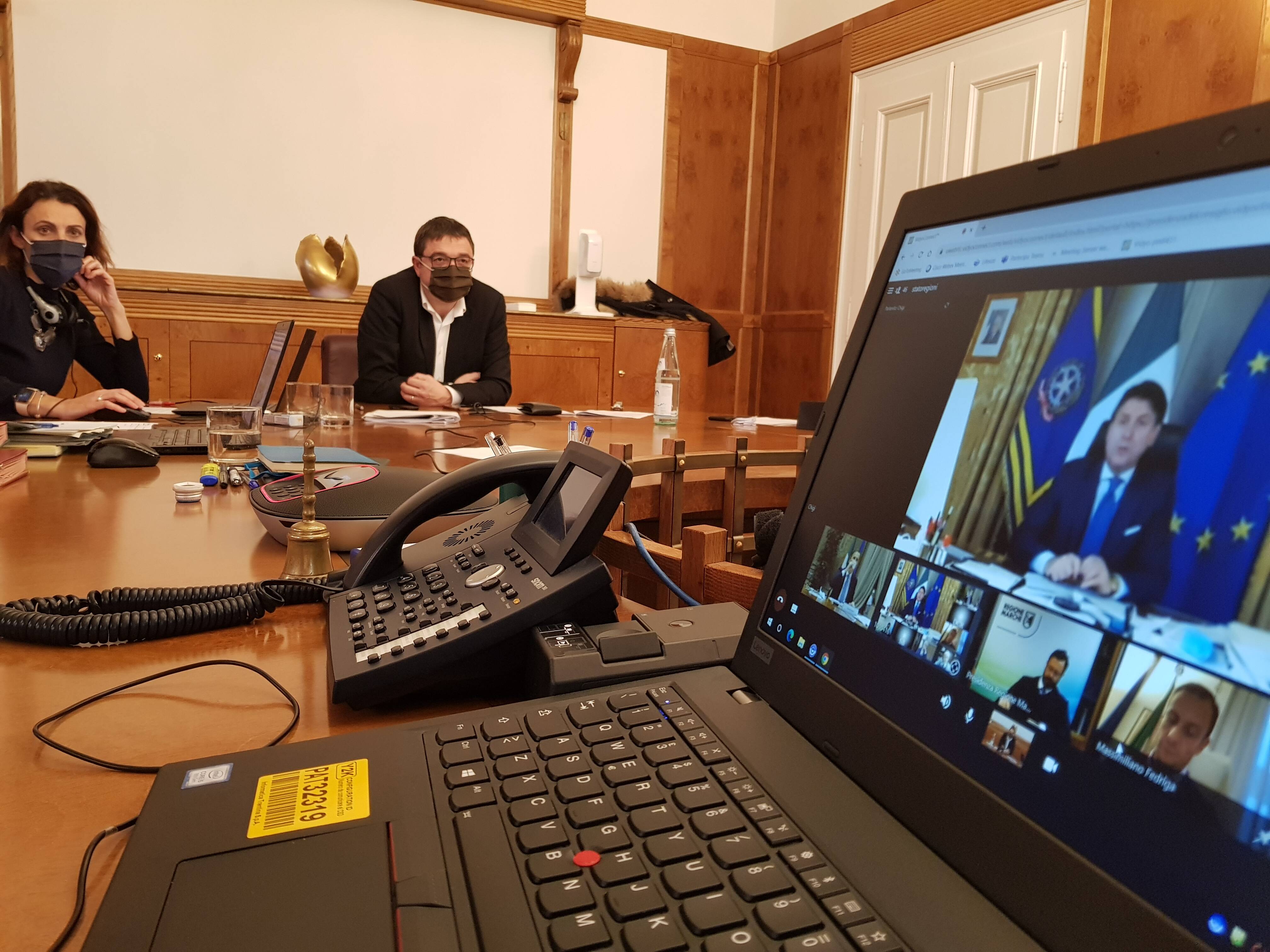 Immagine: teleconferenza con Conte.jpg Licenza sconosciuta