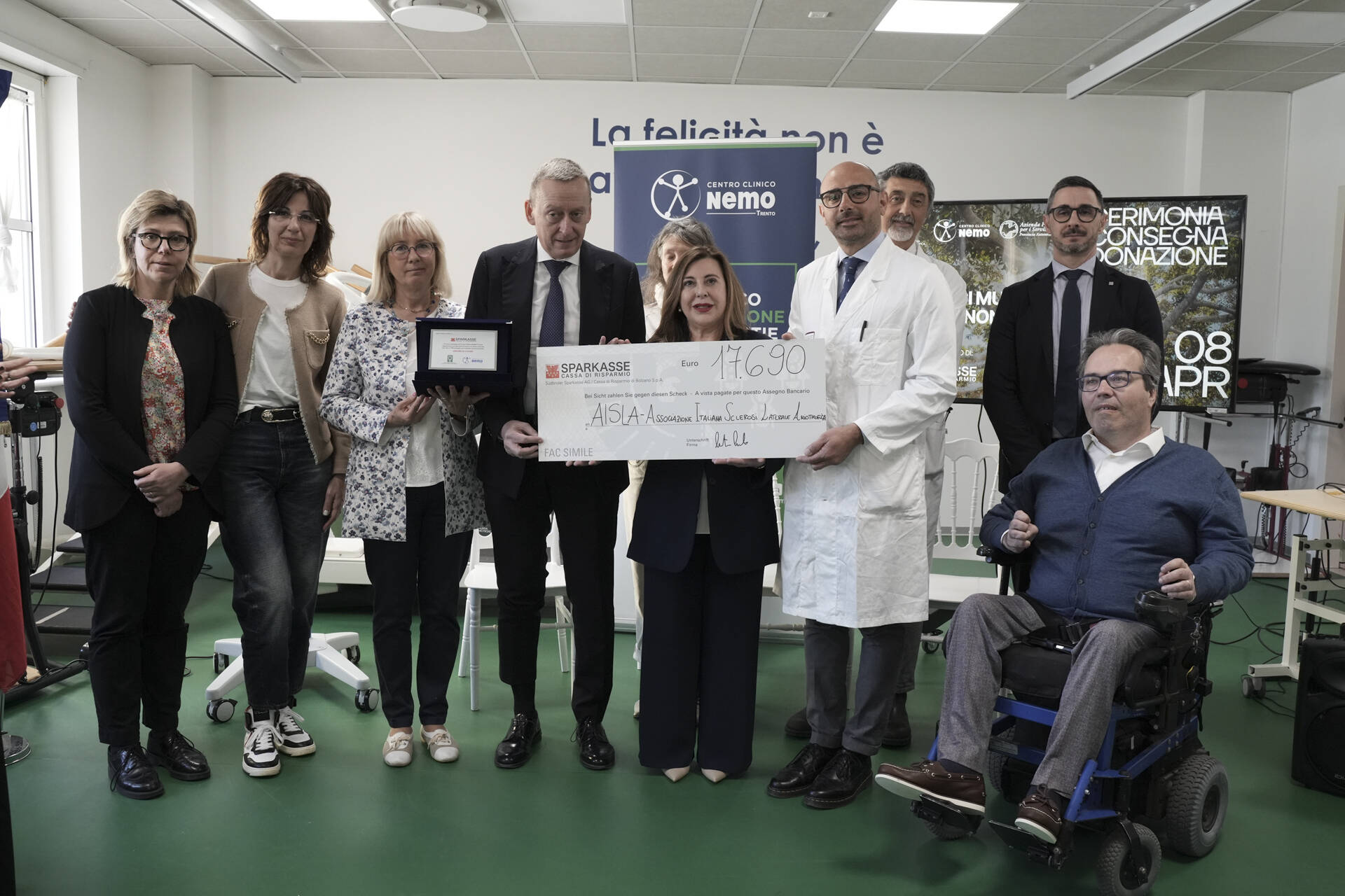 Immagine: La consegna della donazione e della targa.jpg Creative Commons Attributon–ShareAlike 4.0 International (CC BY-SA 4.0)