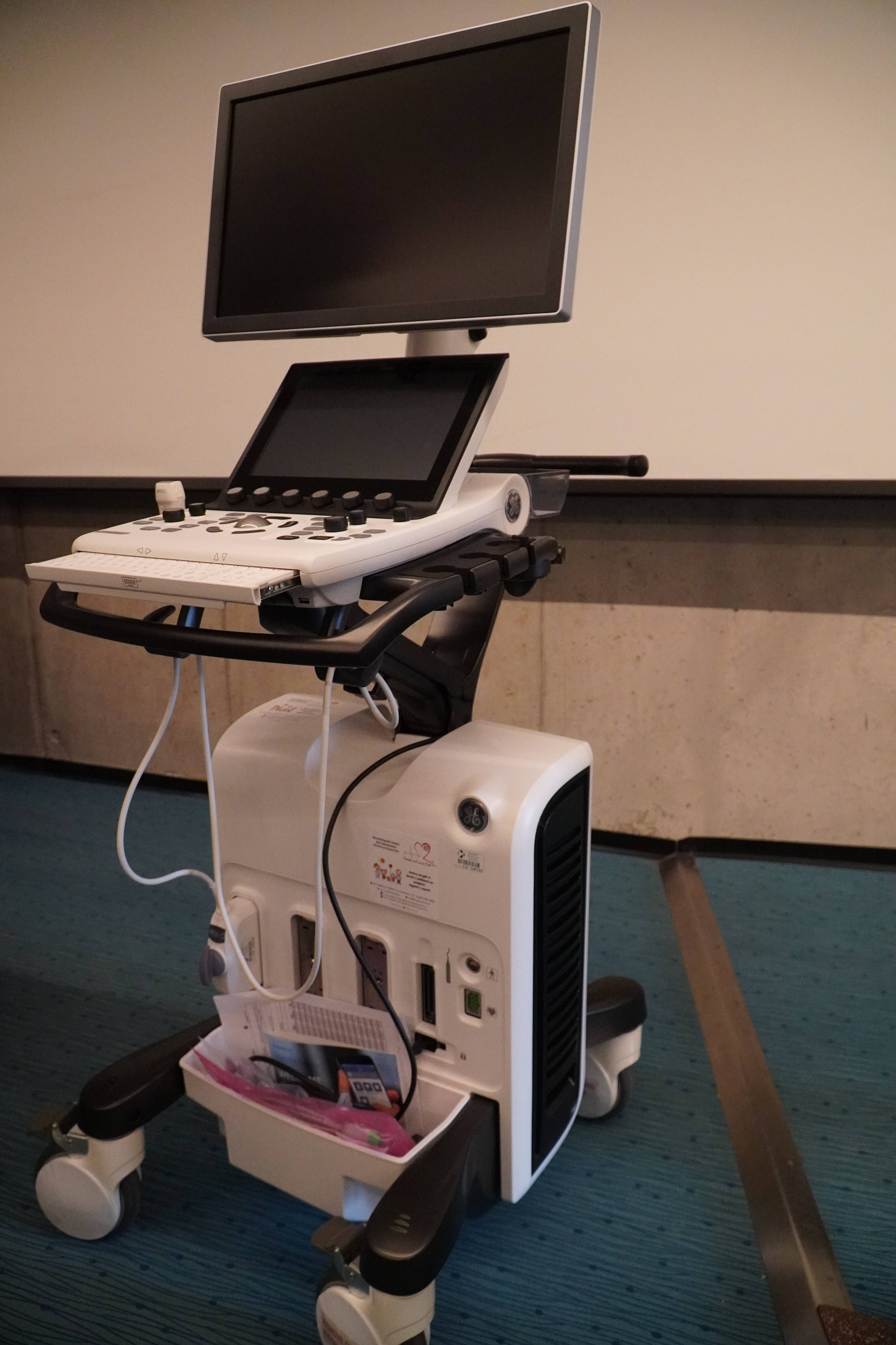 Immagine: ecocardiografo donato (1).JPG Creative Commons Attributon–ShareAlike 4.0 International (CC BY-SA 4.0)