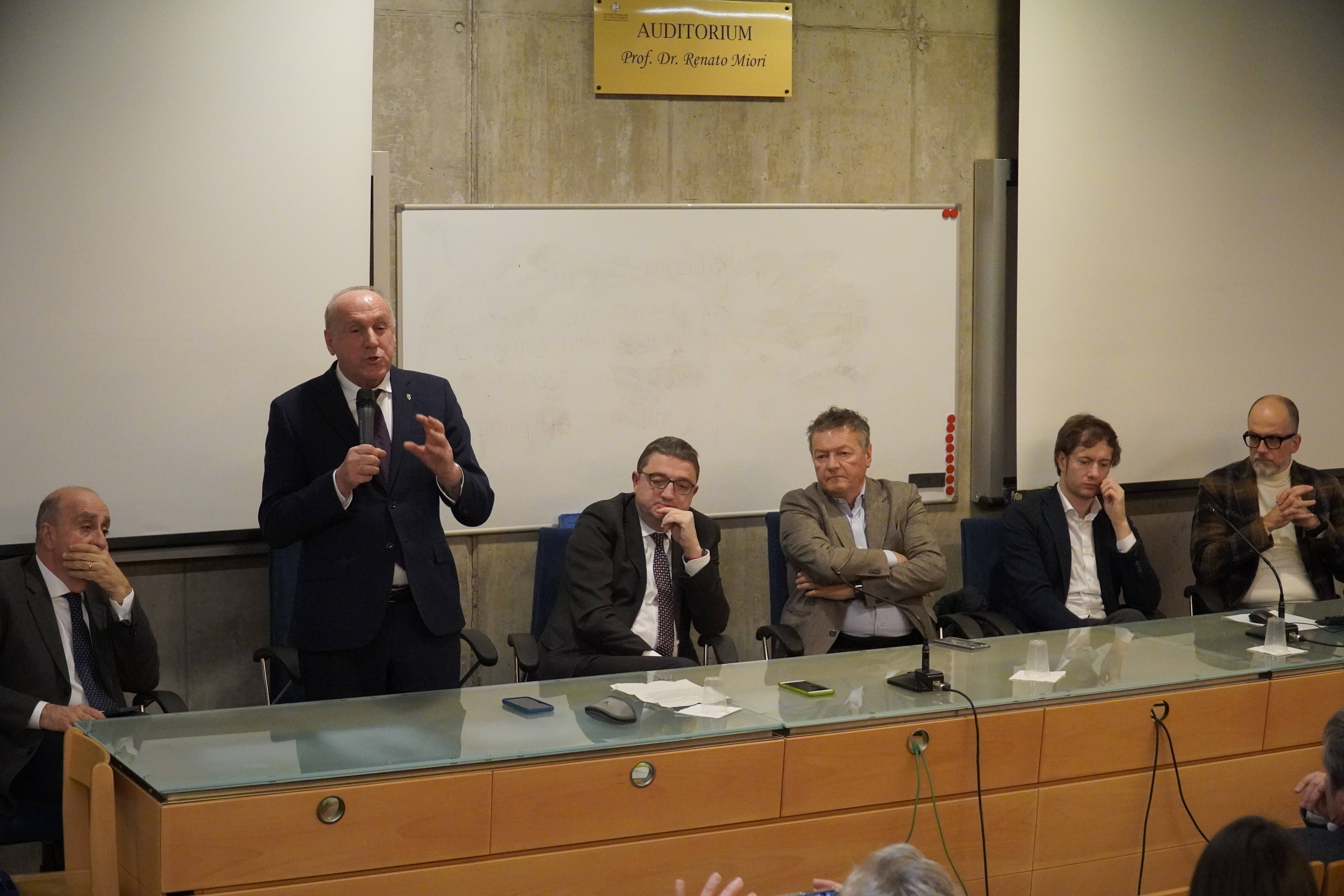 Immagine: Tonina e tavolo.JPG Creative Commons Attributon–ShareAlike 4.0 International (CC BY-SA 4.0)