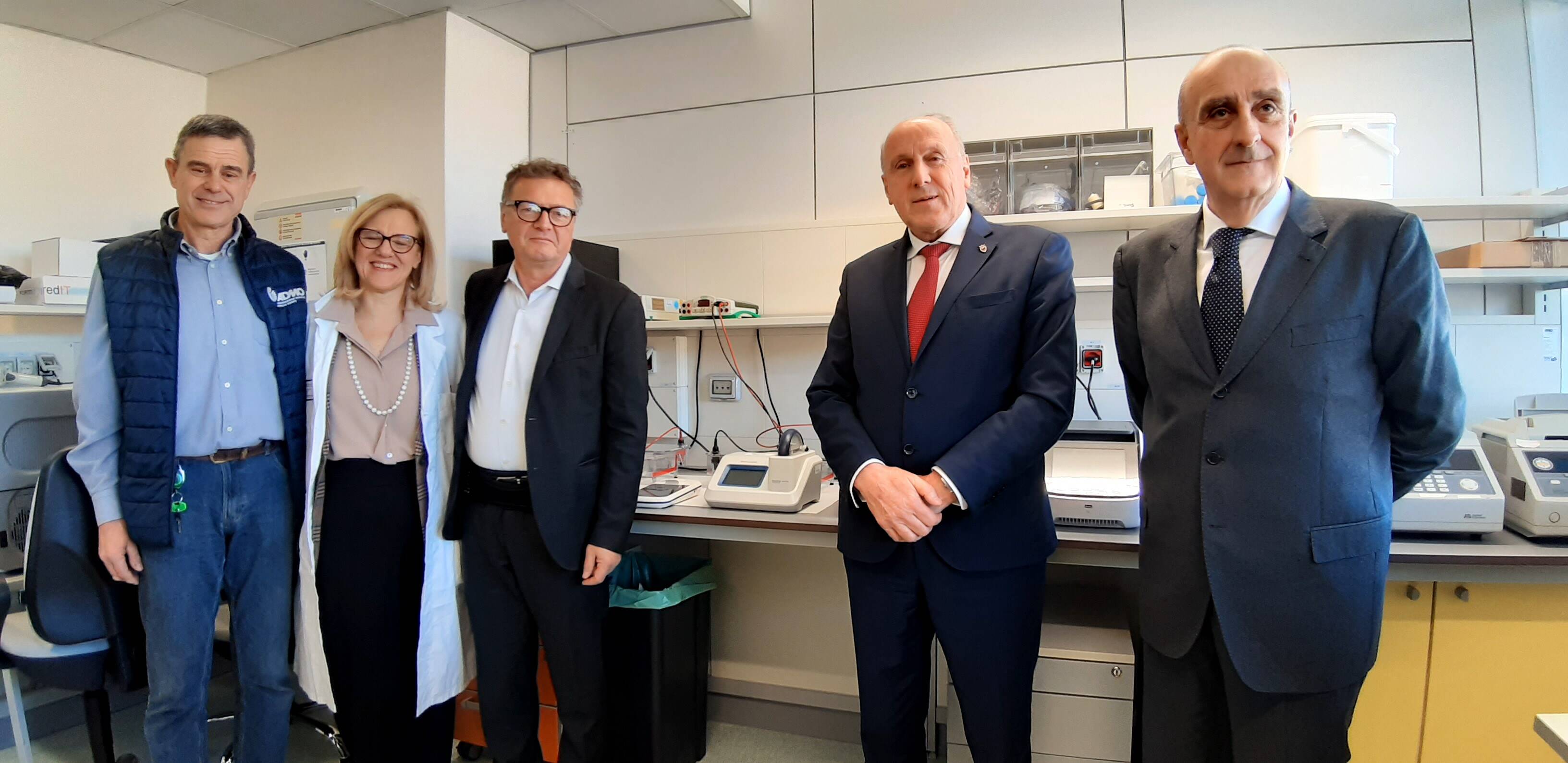 Immagine: donazione admo a laboratorio tipizzazione hla 1.jpg Creative Commons Attributon–ShareAlike 4.0 International (CC BY-SA 4.0)