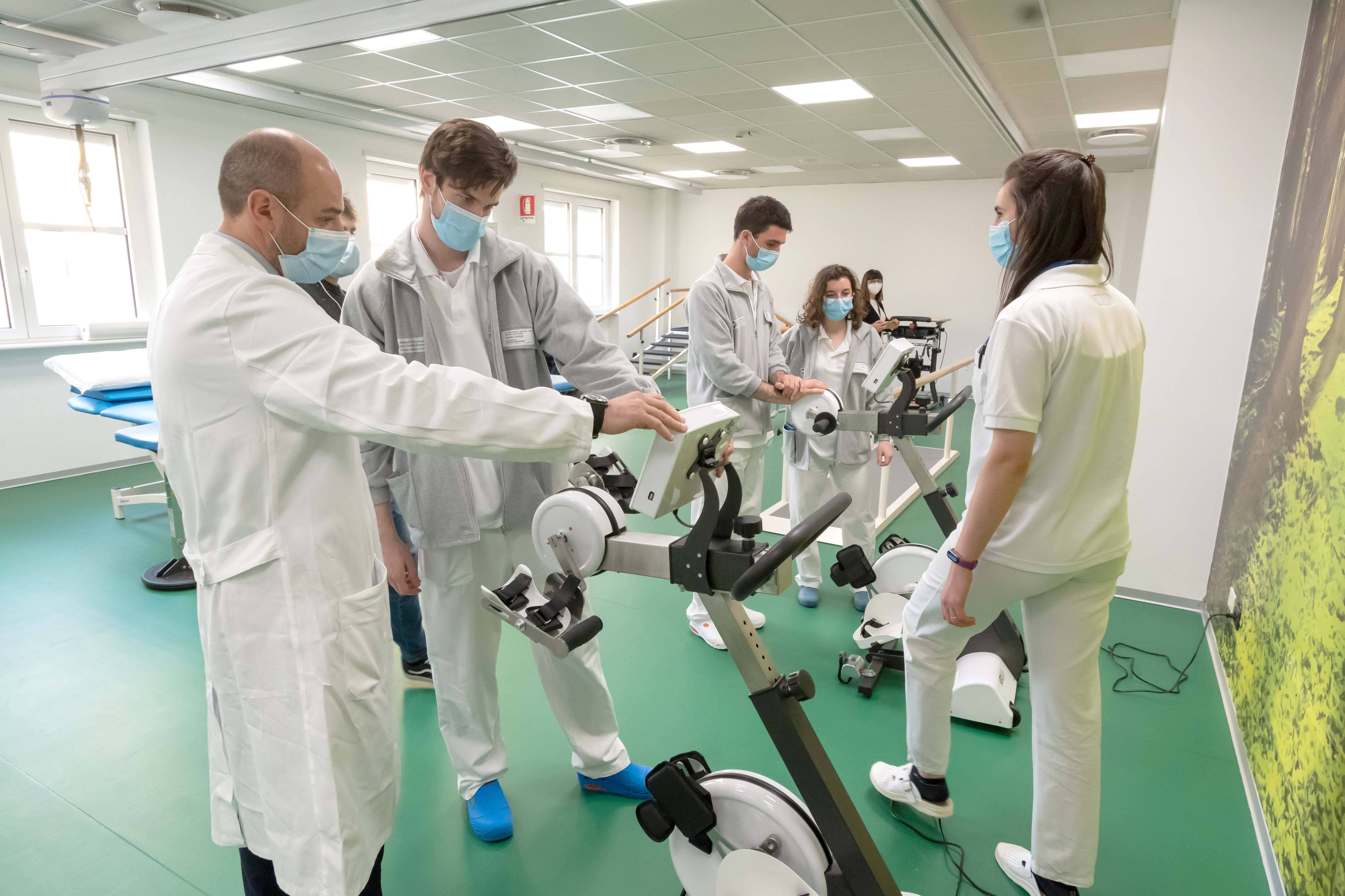 Immagine: Operatori in palestra NeMO Trento.JPG Creative Commons Attributon–ShareAlike 4.0 International (CC BY-SA 4.0)