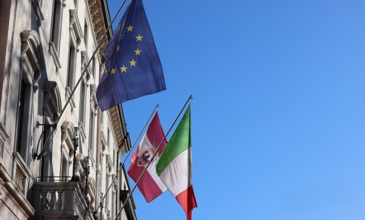 Immagine: Bandiere.png Creative Commons Attributon–ShareAlike 4.0 International (CC BY-SA 4.0)